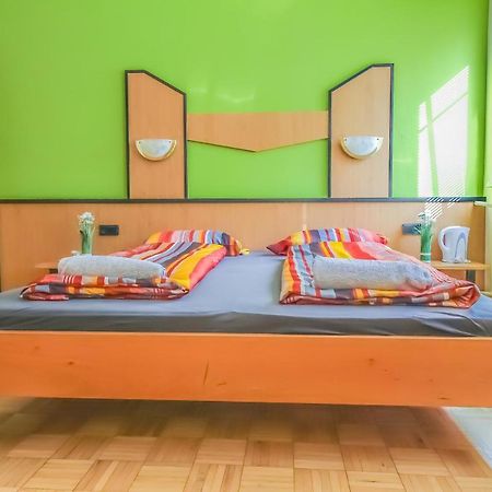 Economic 2Sb Apartment In Lively Area Viena Exterior foto