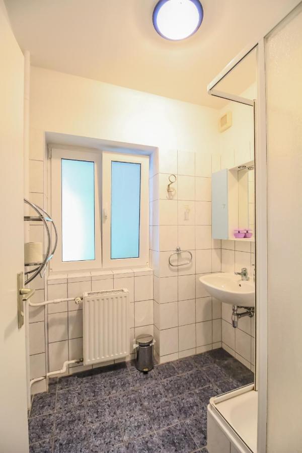 Economic 2Sb Apartment In Lively Area Viena Exterior foto